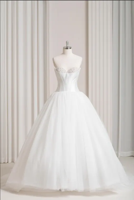 Evangeline: Clean strapless corset and tulle-like volume, front view