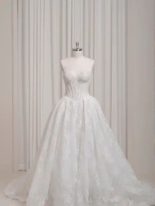 Séraphine: Studio sweetheart corset with subtle embellishment and ballgown volume, front view